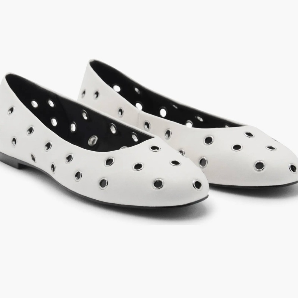 NIB MANGO WHITE LEATHER SILVER GROMMET BALLET FLATS SZ 39 or 9